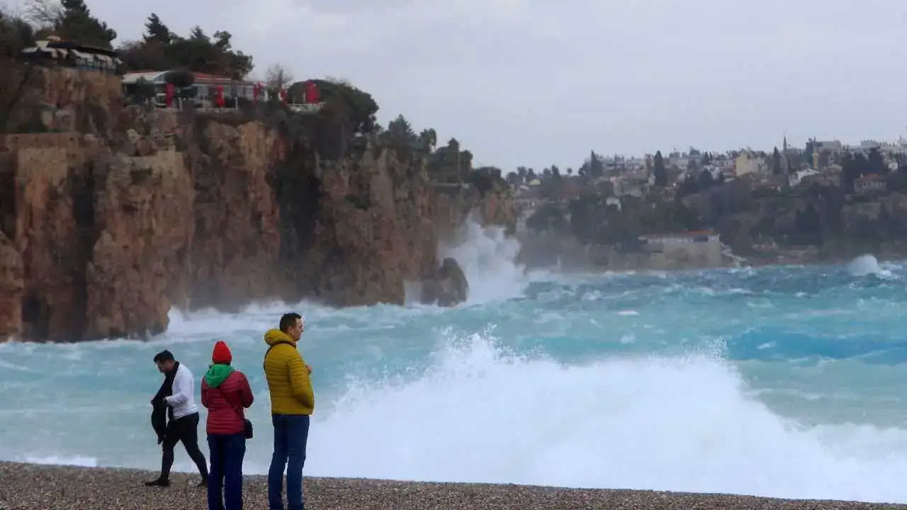 Antalya’da Çatılar Uçtu, Dev Dalgalar Falezleri Dövdü! 3